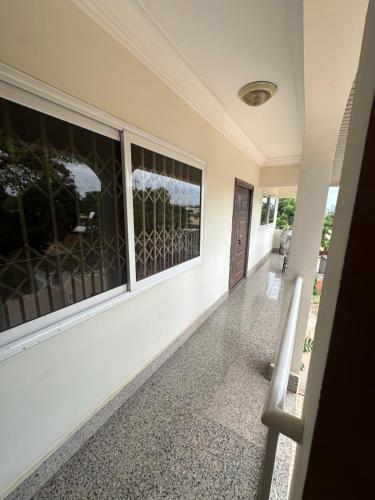 un corridoio di una casa con grandi finestre di St Georges Apartment a Accra