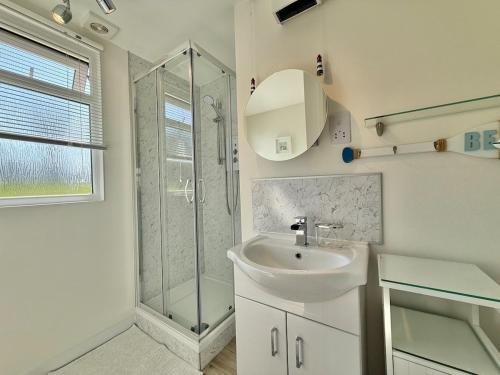 Vannituba majutusasutuses The Look Out, A 2 Bedroom Chalet with Allocated Parking