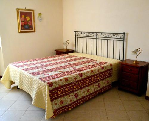a bedroom with a bed and a dresser with a bedspread at Bouganville in Seravezza