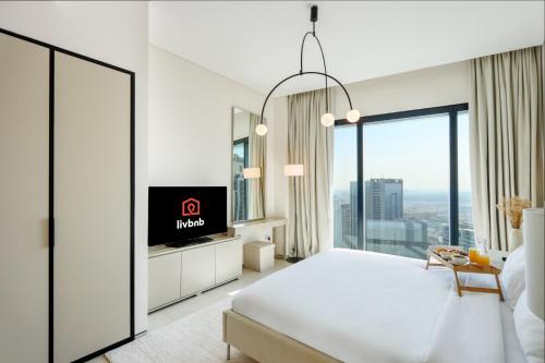 En eller flere senge i et værelse på Prime 1BR with Marina Views and Beach Access