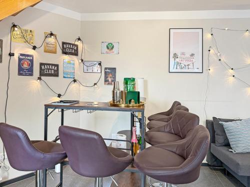 a room with three chairs and a table and a couch at Zentr Stuttgart Gruppen-Duplex 13 Schlafplätze, PS5, Spiele & Terrasse in Stuttgart