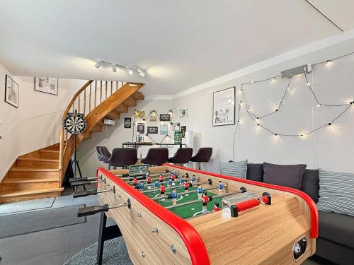 a living room with a foos ball on a table at Zentr Stuttgart Gruppen-Duplex 13 Schlafplätze, PS5, Spiele & Terrasse in Stuttgart