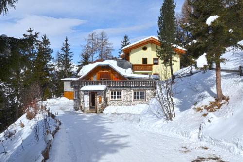 uma casa está coberta de neve em Gasthof Waldruhe em Solda