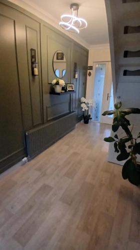 sala de estar con suelo de madera y escalera en Sleepy Valley, en Rathmore
