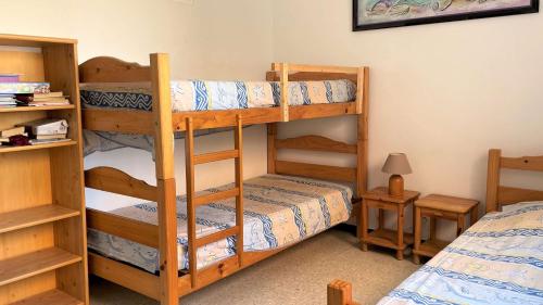 une chambre avec deux lits superposés et un lit dans l'établissement Appartement 2 pièces PORT LA NOUVELLE PN015-003, à Port-la-Nouvelle