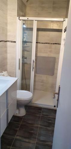 une salle de bain avec toilettes, douche et lavabo dans l'établissement Appartement 2 pièces PORT LA NOUVELLE PN015-003, à Port-la-Nouvelle