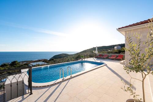 Piscina a Villa Maris o a prop