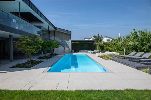 Kolam renang di atau dekat dengan Paradisio Poolsuite Summergold in Bodman am Bodensee