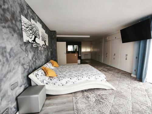Ένα ή περισσότερα κρεβάτια σε δωμάτιο στο Luxury Villa in Vallromanes - Mountain Views, Pool, Close to Barcelona and the Beach