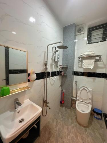 a bathroom with a shower and a sink and a toilet at Nhà Nghỉ Phát Lợi in Quy Nhon