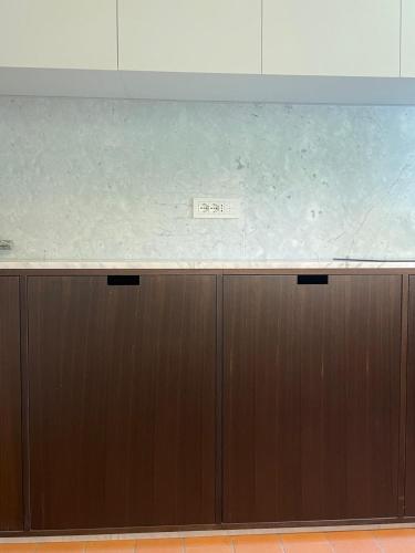 a counter top in a room with two doors at Lunavi in Forte dei Marmi
