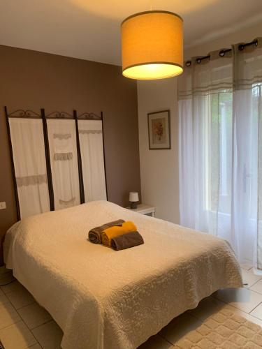 une chambre avec un grand lit avec une couverture jaune dans l'établissement Havre de Paix, à Villeneuve-sur-Lot