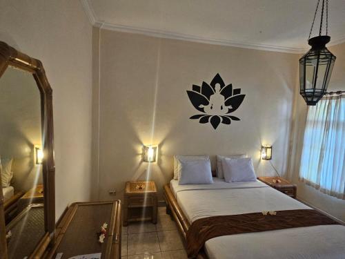 una camera con due letti e un adesivo sul muro di Hotel Chonos a Lovina