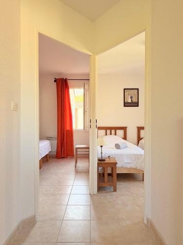 une chambre avec un lit et une pièce avec un miroir dans l'établissement Le Soleil de Nyons, à Nyons