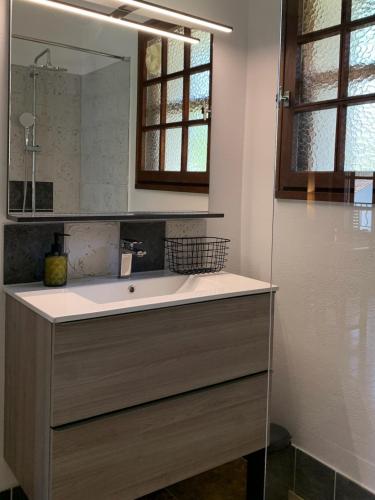 une salle de bain avec un lavabo et un miroir dans l'établissement Gîte La loge 142 route de CARPENTRAS 84210 VENASQUE, à Venasque
