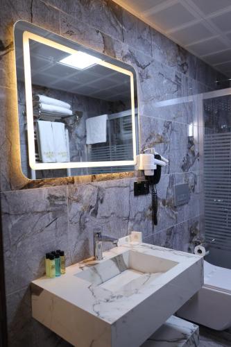 a bathroom with a sink and a mirror at Mir Emir Hotel in Bostaniçi