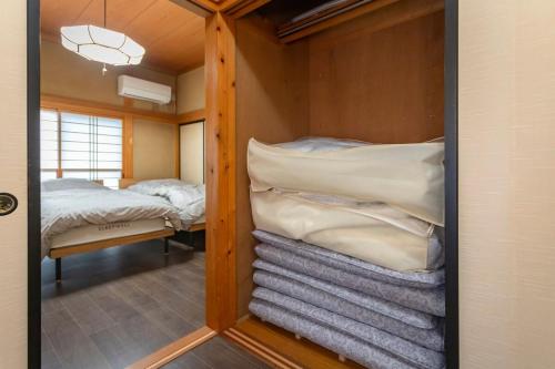 Una cama o camas en una habitación de 有康庵