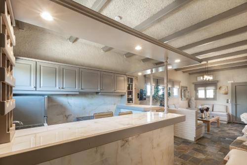 ハニア・タウンにあるRenas Secret Garden Houseの白いキャビネットとカウンタートップを備えたキッチン