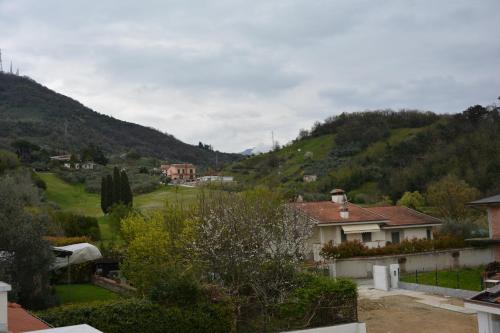 Vista general de una montaña o vista desde la casa de huéspedes