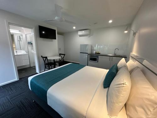 Kuchyň nebo kuchyňský kout v ubytování Logan City Motor Inn