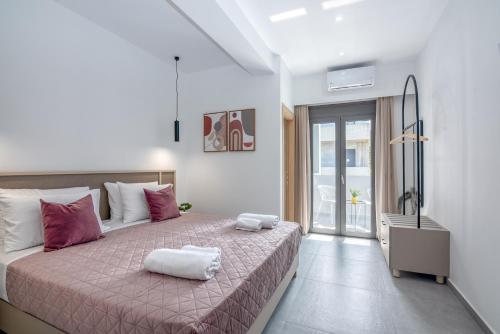 Ένα ή περισσότερα κρεβάτια σε δωμάτιο στο Gems - Stunning 2BR Apts - Steps from the Beach!