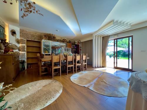ein großes Wohnzimmer mit einem Tisch und Stühlen in der Unterkunft Vibrant Host Solutions-Aldeia da Graça in Guimarães