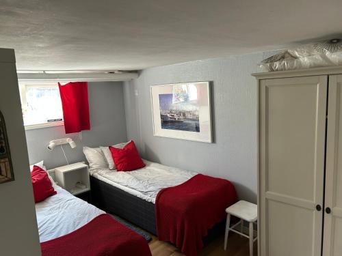 エレブルーにあるCozy studio apartment near city centrumのベッドルーム1室(赤いシーツを使用したベッド2台付)