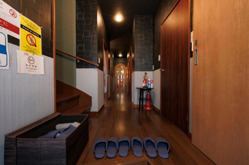 a hallway with a large wooden box on the floor at to dream in Ito