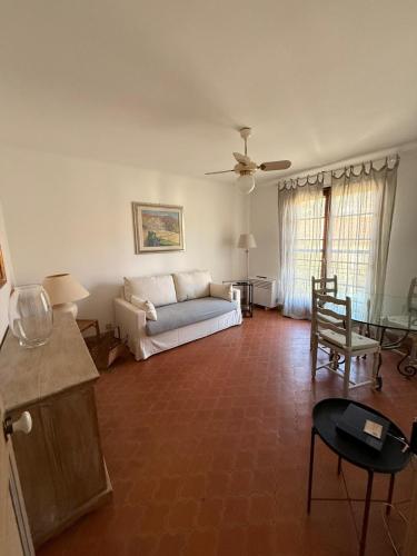 un salon avec un canapé et une table dans l'établissement Appartamento in Saint Tropez centro di 2 locali con aria condizionata Wi-Fi e disponibilità parcheggio, à Saint-Tropez