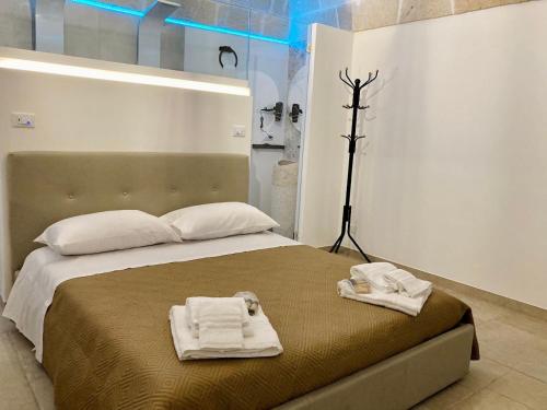 een slaapkamer met een bed met twee handdoeken erop bij Matilde Home in Monopoli