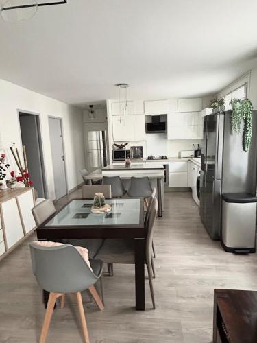 Il dispose d'une cuisine et d'un salon avec une table et un réfrigérateur. dans l'établissement Cozy apartment with parking 5 min from downtown, à Aix-en-Provence