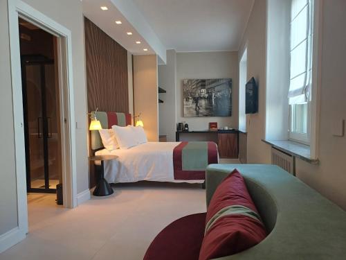 une chambre d'hôtel avec un lit et un canapé dans l'établissement My Milano Porta Vittoria Tribunale Luxury Rooms, à Milan