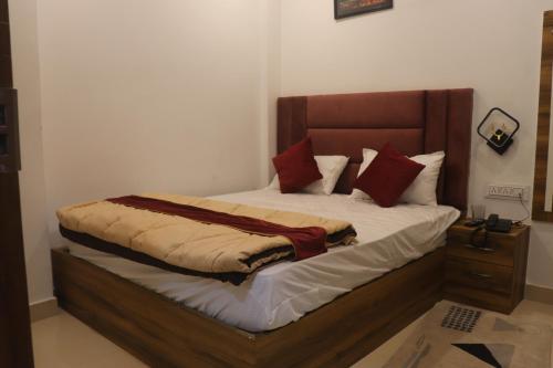 Hotel Maurya Inn Pandeypur Varanasiにあるベッド