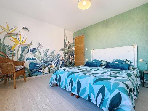 une chambre avec un lit avec une couette bleue dans l'établissement Villa - Les vacances à la Mer, à Bray-Dunes