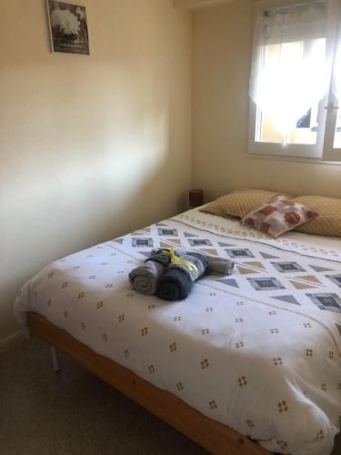 - une chambre avec un lit doté de caméras dans l'établissement Super Deauville, à Villers-sur-Mer