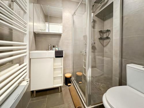 une salle de bain avec douche et toilettes dans l'établissement Cosy T1 à 5 minutes des plages, à Fréjus