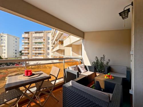d'un balcon avec des chaises, une table et une table. dans l'établissement Cosy T1 à 5 minutes des plages, à Fréjus