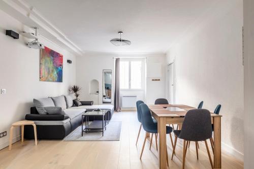 un salon avec un canapé et une table dans l'établissement 4-room city center apartment - L'Atmosphère Balnéo, à Grenoble