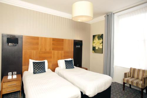 Postel nebo postele na pokoji v ubytování Acorn Hotel