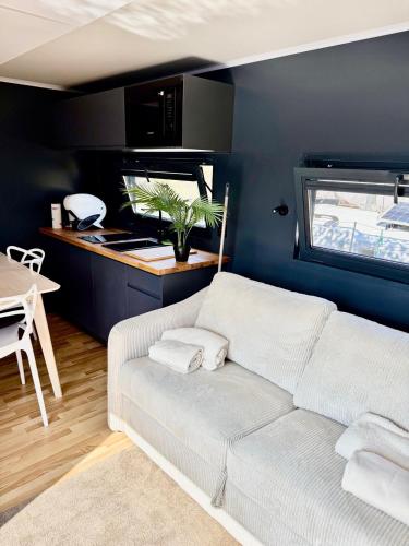 un salon avec un canapé blanc et une table dans l'établissement La Dolce Vita ! Sauna, Spa, Cinéma, à Basse-Ham