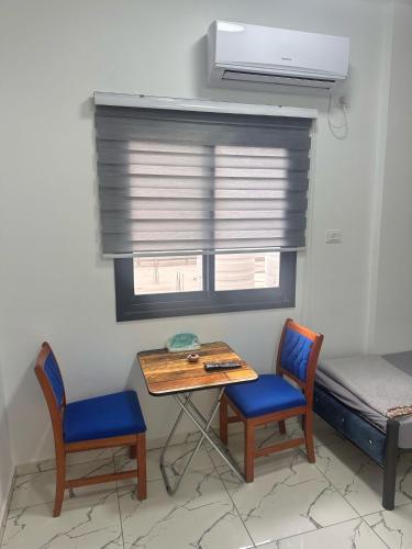 a room with a table and two chairs and a bed at Steele honey in Jericho
