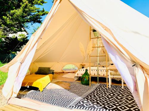 Φωτογραφία από το άλμπουμ του Glamping La Belle Étoile - Nuit insolite -Toilette sèche σε Monts-sur-Guesnes