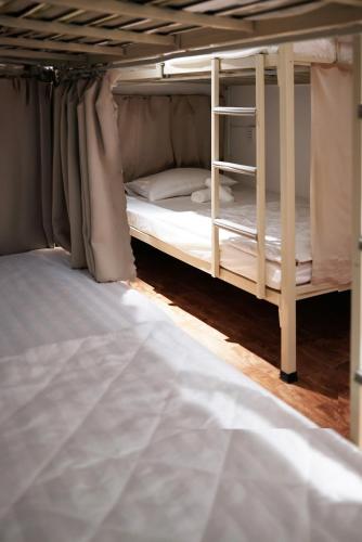 Voodi või voodid majutusasutuse BenHouse the Dorm toas