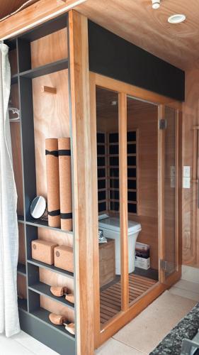 Vannituba majutusasutuses Allure - Your Auckland Wellbeing Sanctuary