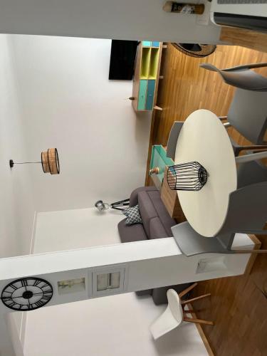 un salon avec une chaise et une table dans l'établissement APPARTEMENT CENTRE-Bastia à une minute à pied du port, à Bastia