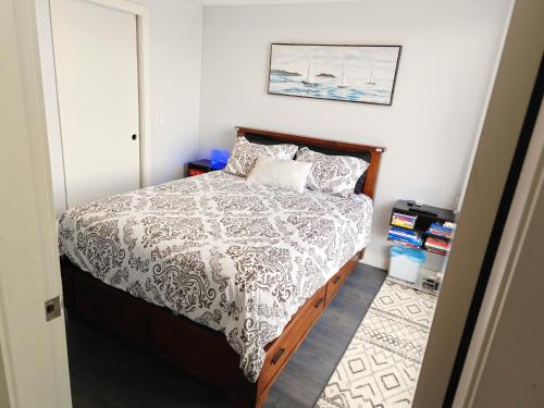 Un dormitorio con una cama con un edredón blanco. en Breath Taking View-4Guest DT Skyline 35th Floor, en Calgary
