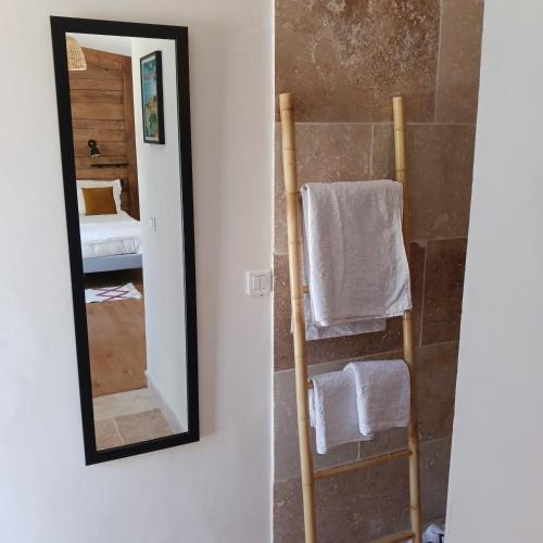 La salle de bains est pourvue d'un miroir et d'un porte-serviettes. dans l'établissement La Tour du Laurensou, à Figeac