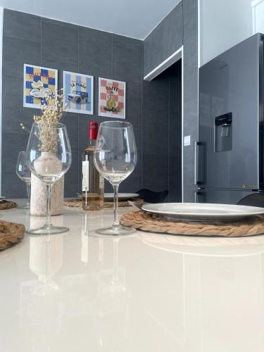 trois verres à vin assis sur une table dans une cuisine dans l'établissement Les Sables de Pami, à Narbonne