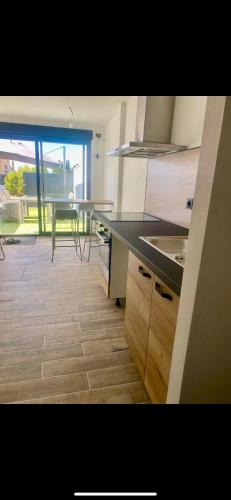 une cuisine avec une table et une salle à manger dans l'établissement Charmant appartement T2 entre Aix en Provence et Marseille avec, à Marignane