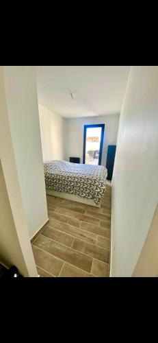 Cette chambre avec vue dispose d'un lit. dans l'établissement Charmant appartement T2 entre Aix en Provence et Marseille avec, à Marignane